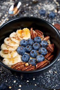 Porridge mit Bananen, Heidelbeeren und Nüssen 