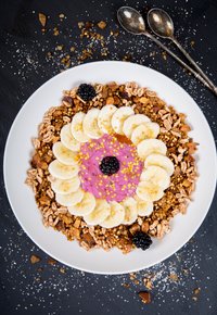Granola mit Brombeerjoghurt, Bananen und Blütenpollen
