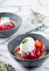 Rhabarber-Erdbeeren-Tatar mit Grand Marnier-Creme und Joghurt-Eis